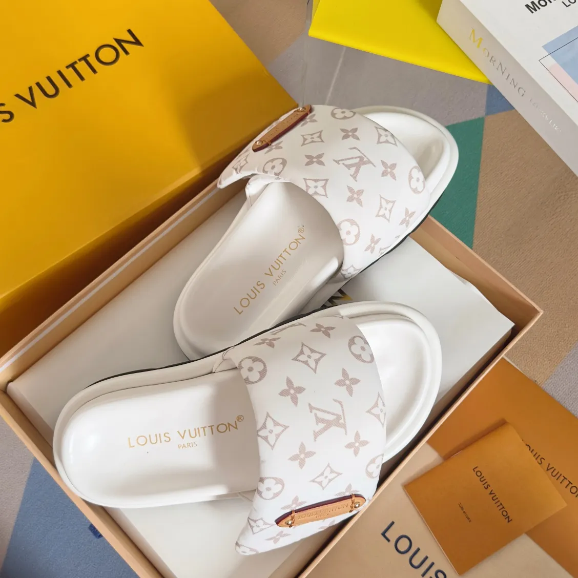Factory direct sale 180👟👟 Women's Shoes Women's Clothing Women's Shoes Women's Clothing LV Louis Vuitton L Jialu Brand POOL PILLOW COMFORT Velcro Denim Denim Checkerboard Embossed Bread Flat Sandals Original purchase and development Production This Pool Pillow Comfort flat sandal is padded with neoprene to create a comfortable wide upper, and then embossed with the classic Monogram pattern. Velcro for easy adjustment, and a resilient insole and lubricious outsole complete the package. Exquisite packaging at the delivery counter 🛍📦 ▪️Fabric: Original customized technical fabric ▪️Inner lining: Original customized sheepskin foot pads ▪️Sole: Original open-molded rubber foam outsole ▪️Sole thickness: 4CM ▪️Size: Women's 35-40 / Men's 39-45